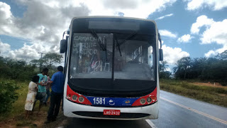 🚨 COOPERUNIÃO: ÔNIBUS ESTOURA PNEU NA VIA ATLÂNTICA E DEIXA PASSAGEIROS REVOLTADOS.