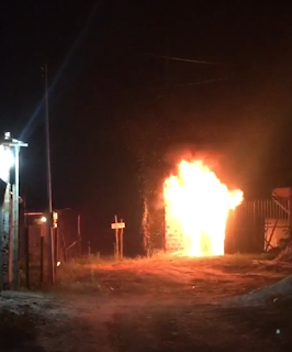🚨 URGENTE: Uma residência está pegando fogo no final de linha do bairro do verdes horizontes em Camaçari.