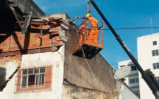 Começa demolição de armarinho que desabou no Dois de Julho