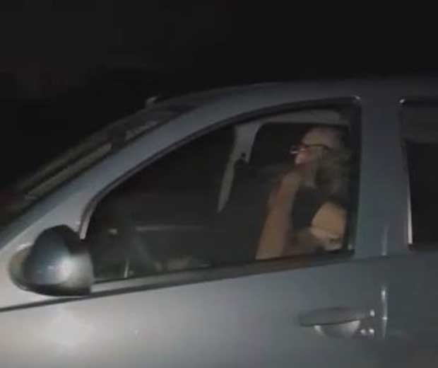 Casal é flagrado fazendo sexo em carro a 110km/h