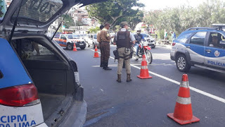 🚨 SALVADOR: Pneu de viatura estoura, veículo roda na pista e bate na porta de garagem