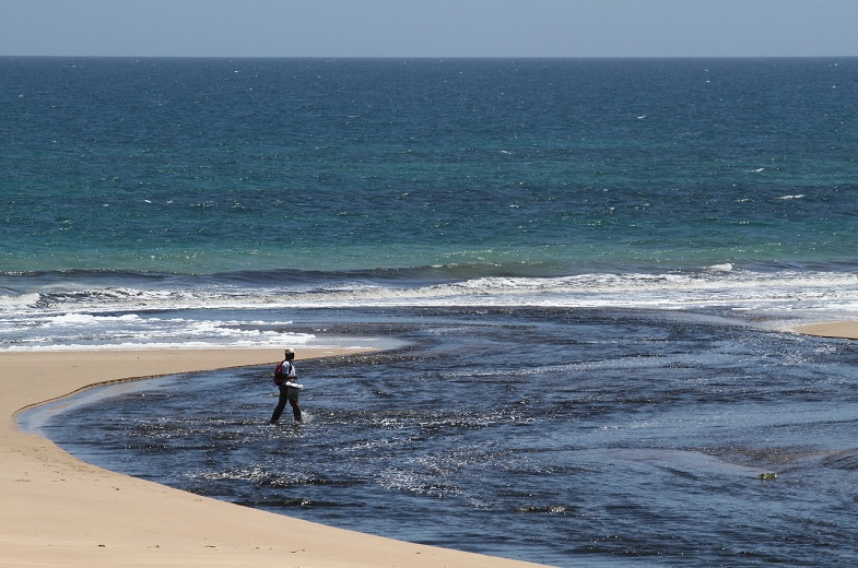Esgoto é jogado no mar e afeta banho em Patamares