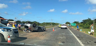 APÓS CAPOTAR CARRO E BATER EM DOIS VEÍCULOS, MULHER MORRE NA BA-099 NA ESTRADA DO COCO.