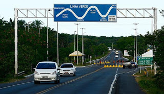 Colisão frontal entre carros resulta em uma morte e dois feridos em Praia do Forte