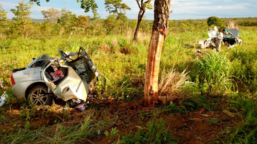 Mãe e filhos morrem após carro bater em árvore e partir ao meio no oeste da Bahia