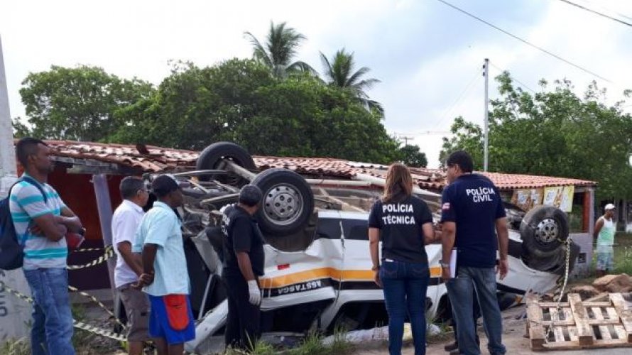 Colisão entre van e micro-ônibus deixa passageiro morto na BA-502