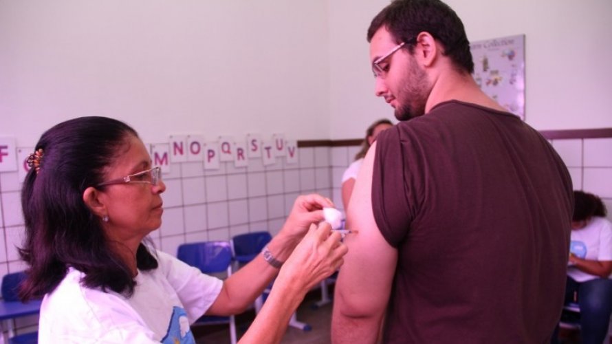Vacina contra febre amarela deve ser aplicada dez dias antes da viagem
