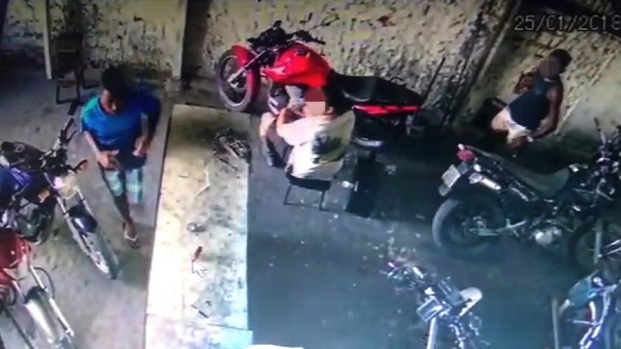 Vídeo: assaltante armado rouba funcionários de oficina de motos na San Martin