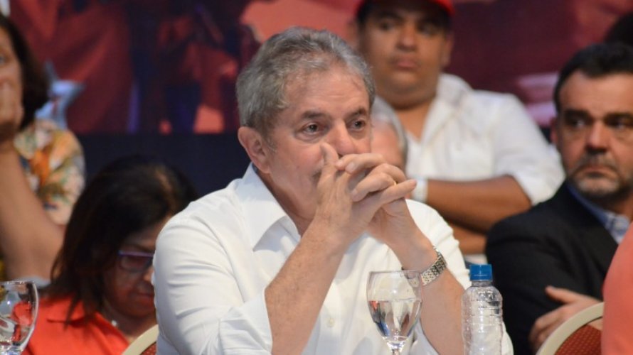 Advogado de Lula entrega passaporte do ex-presidente à Polícia Federal