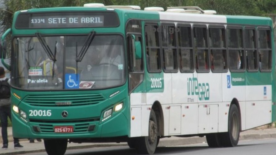 Suspeito é agredido por populares durante assalto a ônibus em Sete de Abril