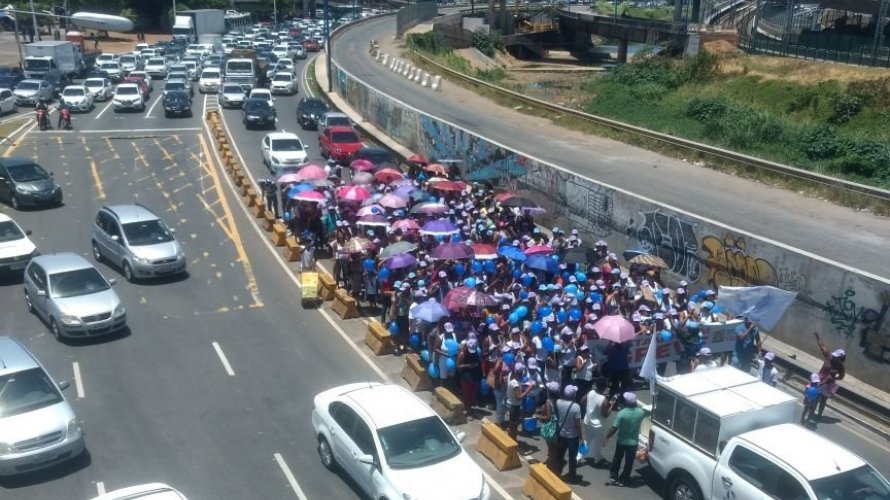 Protesto de funcionários da Tel Telemática para o transito na ACM contra redução de salários