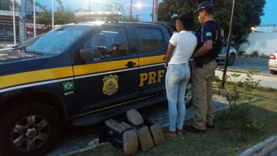 Mulher é presa transportando 10 quilos de maconha de Serrinha para Salvador