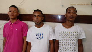 POLÍCIAS MILITARES PRENDEM ACUSADOS DE PRATICAR VÁRIOS ASSALTOS NA NOITE DESTE DOMINGO (21), EM CAMAÇARI.