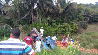 URGENTE Acidente na via Cascalheira deixa uma pessoa morta e outra ferida, na tarde desta segunda-feira (22), em Camaçari.