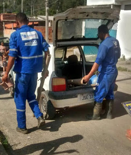 Embasa manda equipe até o alto da TVC para fazer reparo de vazamento.