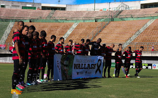Jogadores do Vitória fazem homenagem ao goleiro Wallace