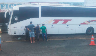 Homem tenta trocar pneu de ônibus e morre esmagado por falha no macaco