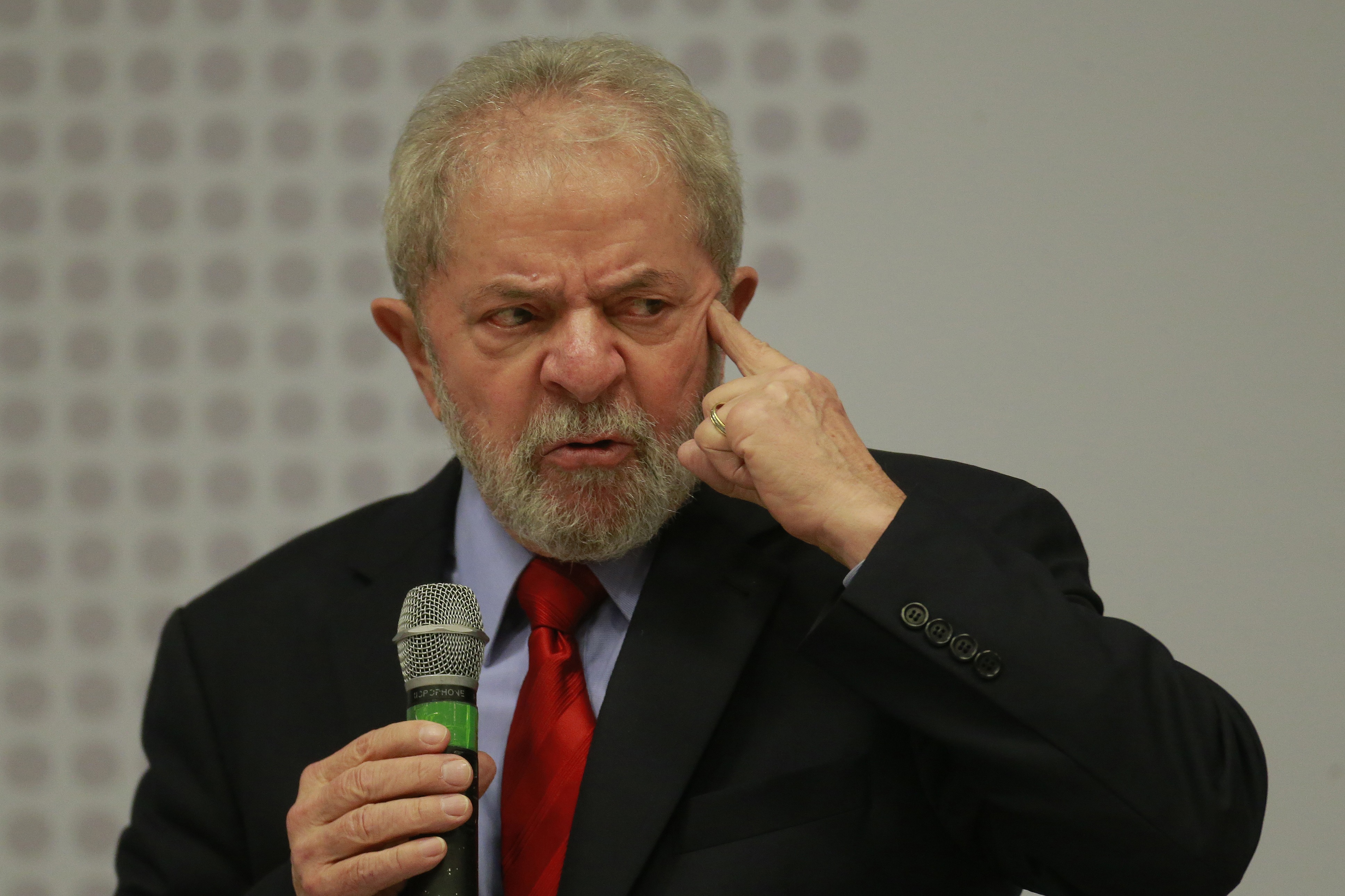 Lula confirma pré-candidatura e defende campanha mesmo com fato ‘indesejável’