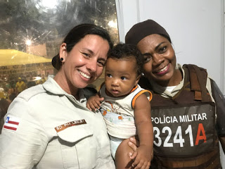 Bebê de 8 meses é resgatado pela PM no Carnaval de Lauro de Freitas