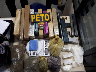 Metralhadora 9mm e 21 kg de drogas são encontrados em Feira