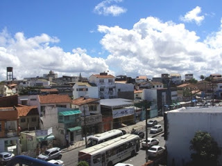 Troca de tiros deixa jovem morto e criança baleada no bairro de Itapuã, em Salvador