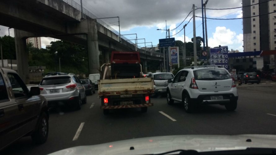 Caminhão quebrado causa lentidão no trânsito na avenida Bonocô