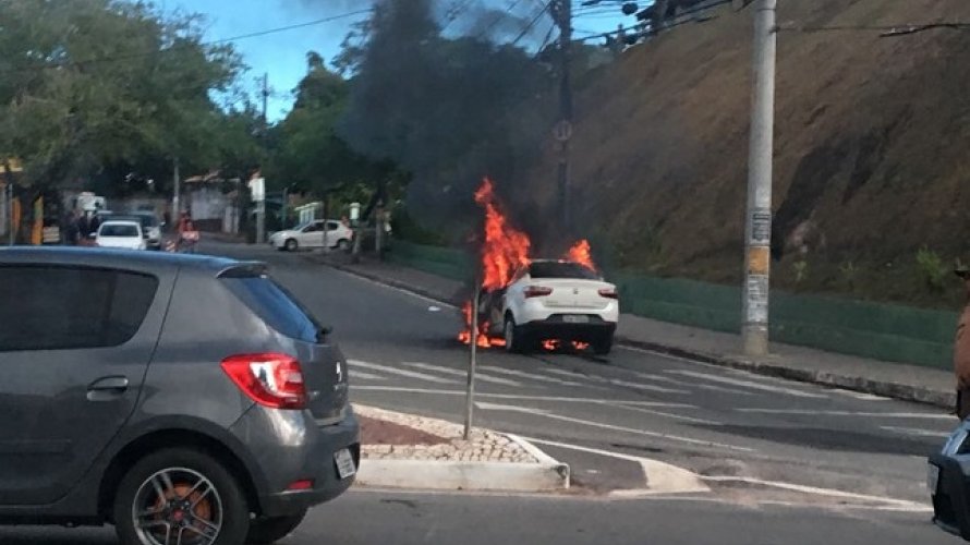 Vídeo: carro pega fogo na Estrada da Muriçoca, em São Marcos