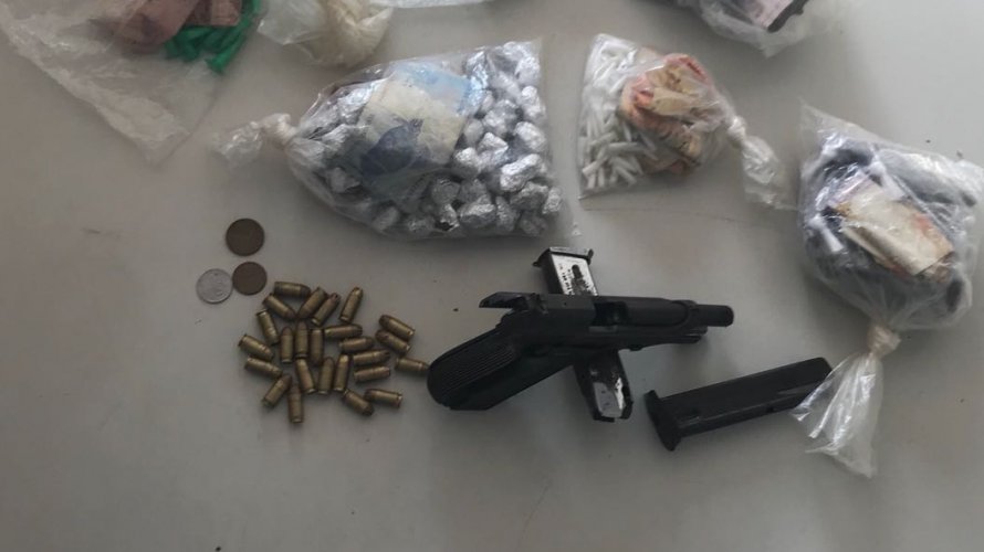 Suspeito é preso com mais de 200 pinos de cocaína, outras drogas e uma quantia em dinheiro, no bairro de Plataforma