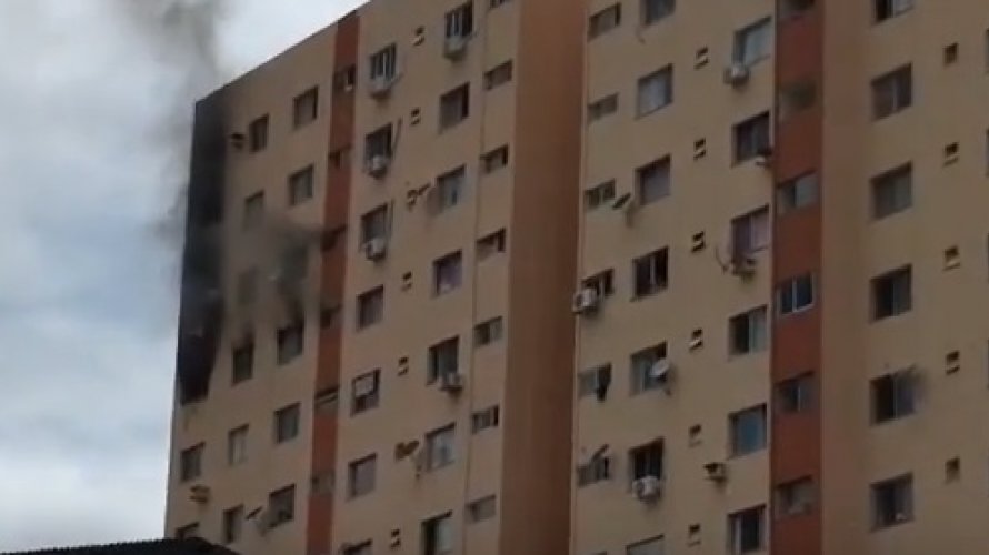 Vídeo: apartamento pega fogo no bairro de Engenho Velho de Brotas