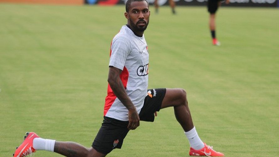 Com dores no joelho, Rhayner pode ficar até um mês sem jogar