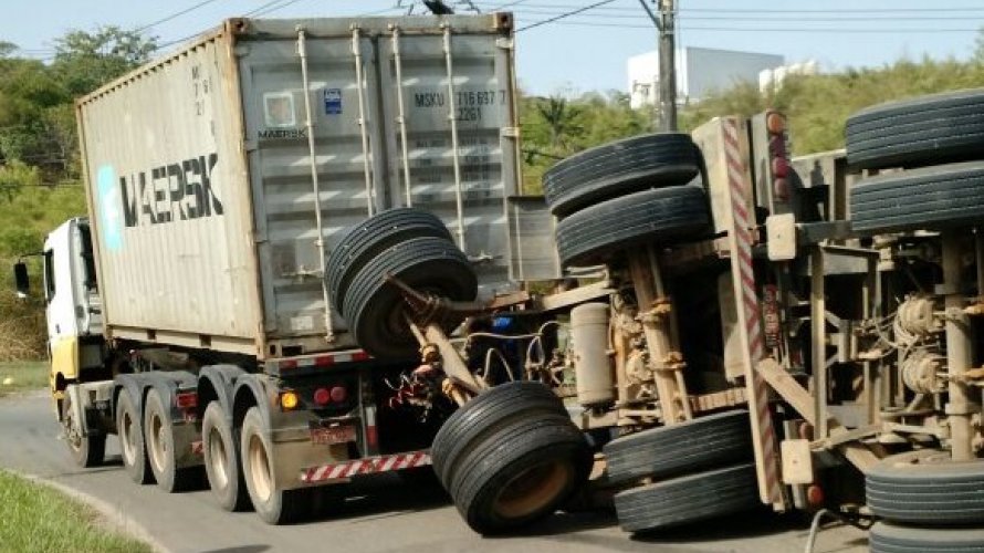 Carreta tomba na rótula de Mapele e deixa tráfego lento no CIA