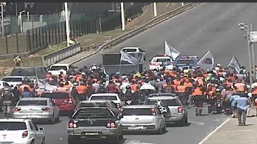 Protesto complica trânsito na avenida Paralela