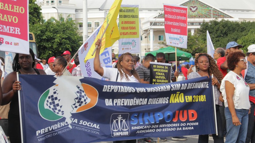 Após 2h de bloqueio, manifestantes liberam Avenida ACM
