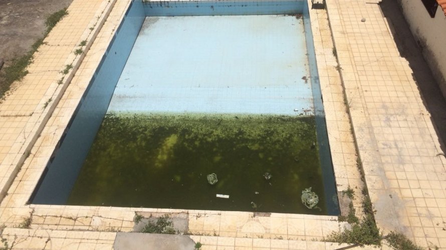 Piscina atrás de restaurantes acumula água suja há meses em Lauro de Freitas