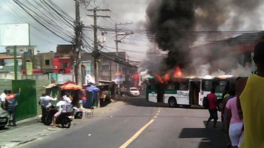 Vídeo: ônibus é incendiado no bairro de Sussuarana