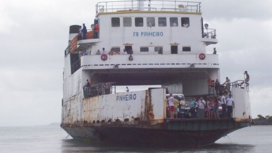 Vídeo: passageiro flagra ferry Pinheiro com compartimento de coletes salva-vidas vazio