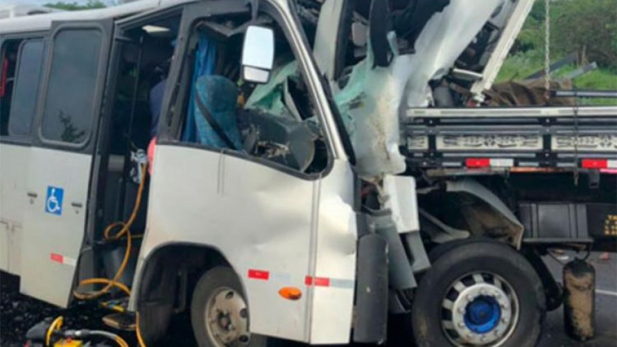 Motorista morre e 22 pessoas ficam feridas após colisão entre caminhão e micro-ônibus na BR-116