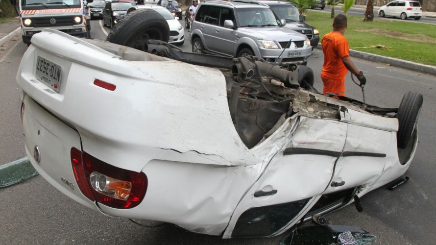 Táxi colide com dois carros e um capota na Luís Eduardo Magalhães