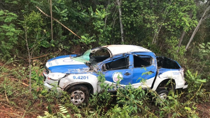 PMs ficam feridos após colisão entre viatura e caminhão na Chapada Diamantina