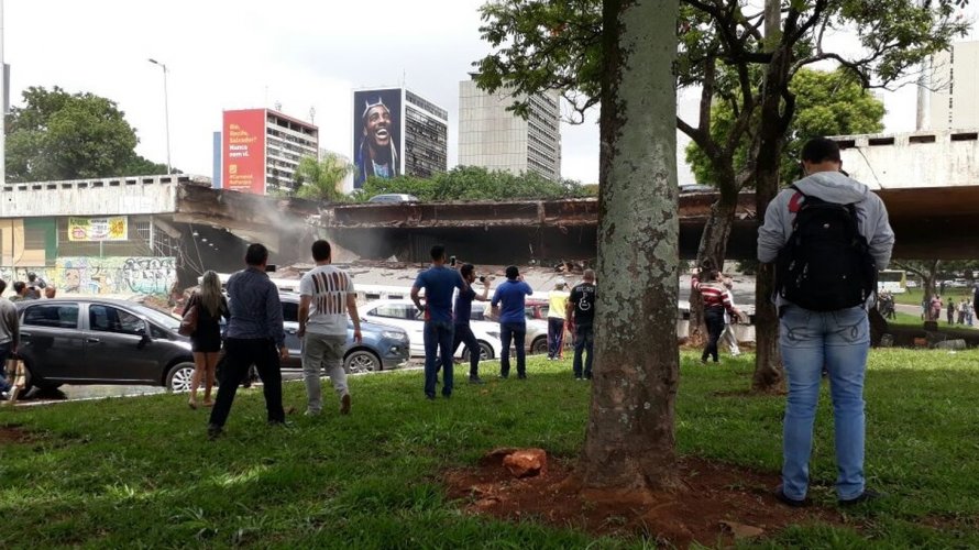 Parte de viaduto desaba no centro de Brasília