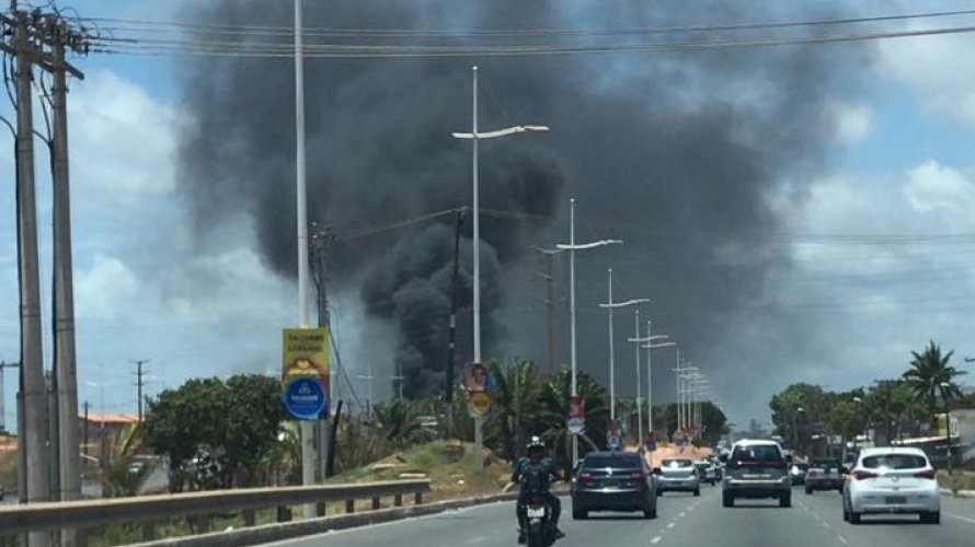 Ônibus pega fogo na avenida Paralela
