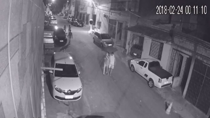 Câmera flagra bandidos armados assaltando mulheres na Vila Rui Barbosa