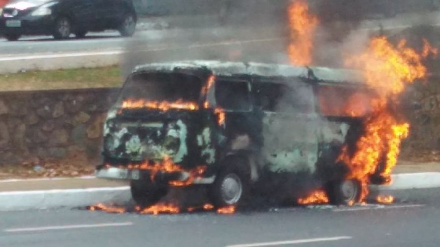 Carro pega fogo na Avenida Garibaldi e congestiona trânsito no local