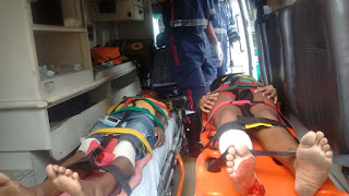 Jovens ficam baleados após assalto a ônibus na entrada de sussuarana em Salvador.