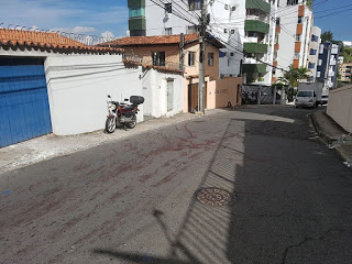 Suspeitos de roubar carro morrem após perseguição pela PM da Paralela ao Rio Vermelho; veja vídeo
