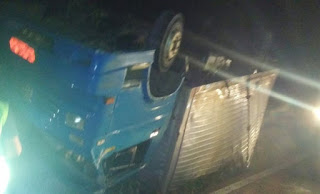 SUSTO: Dois caminhões baús tombam na BR-116, na cidade de Milagres