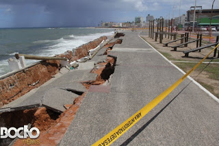 Parte de calçada cede e fica destruída na orla da Pituba