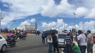 Funcionários da Tecsis fazem protesto na frente da empresa.