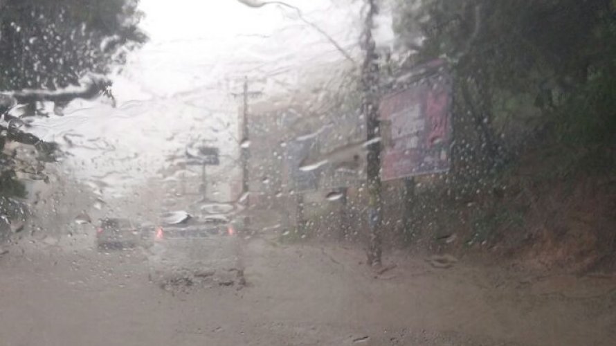 Forte chuva provoca alagamentos e engarrafamentos em Salvador; assista