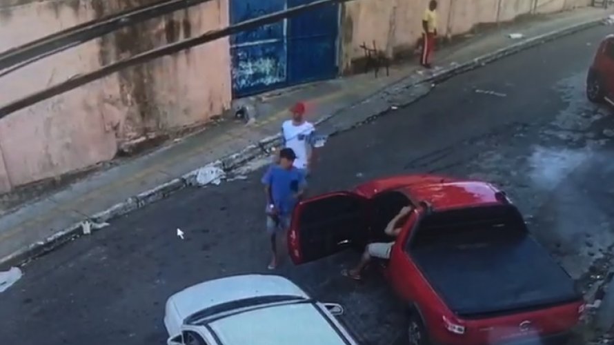 Vídeo: bandidos rendem policial em Mussurunga e roubam carro, arma e algemas